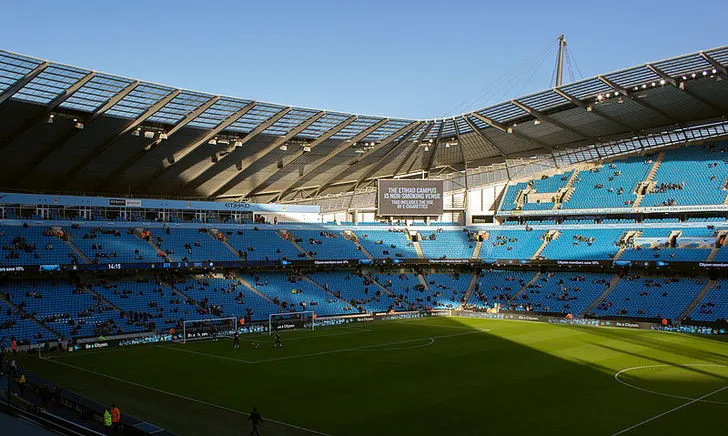 Khung cảnh bên trong sân vận động Etihad, hàng ghế xanh đặc trưng của Manchester City