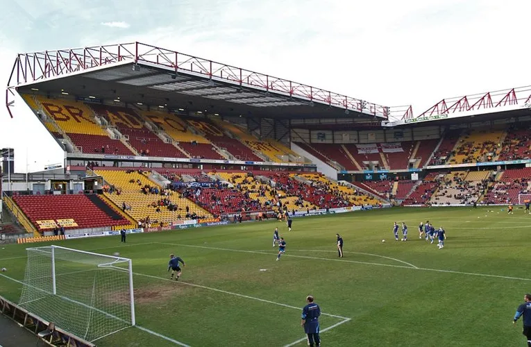 Khung cảnh sân Valley Parade rực rỡ trong ngày thi đấu, nơi người hâm mộ Bradford City cháy hết mình