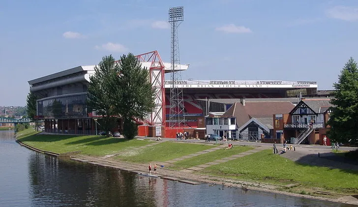 Khung cảnh The City Ground nhìn từ dòng sông Trent thơ mộng, một nét đặc trưng của sân nhà Nottingham Forest