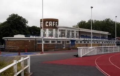 Kiến trúc Pavilion ấn tượng tại sân vận động Queen Elizabeth II, biểu tượng của Enfield Town FC