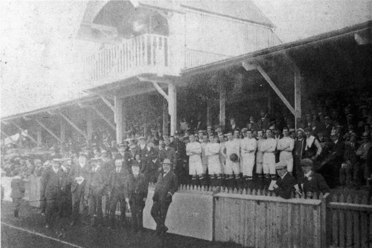 Lễ khai trương sân Kenilworth Road vào ngày 4 tháng 9 năm 1905, cột mốc lịch sử của Luton