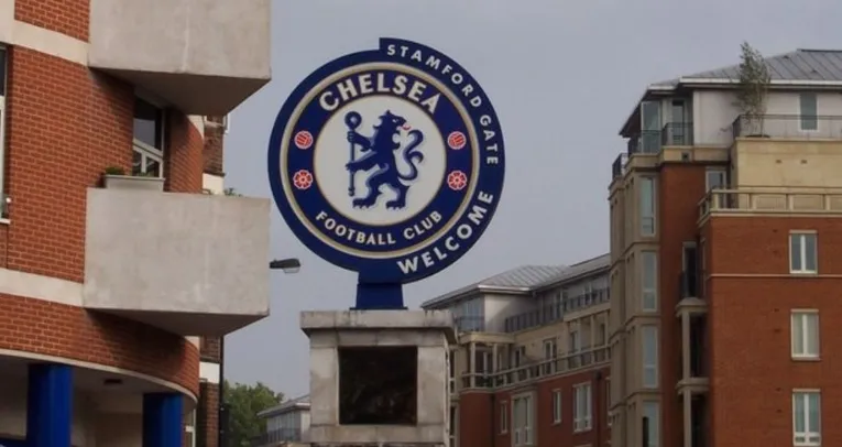 Logo Chelsea FC trên Stamford Bridge, biểu tượng của sự kiên cường và lịch sử