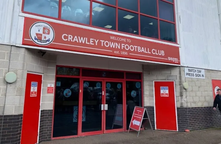 Lối vào chính Broadfield Stadium