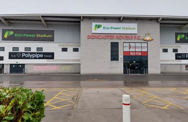 Lối vào chính của Sân vận động Eco-Power, cổng chào đón người hâm mộ Doncaster Rovers