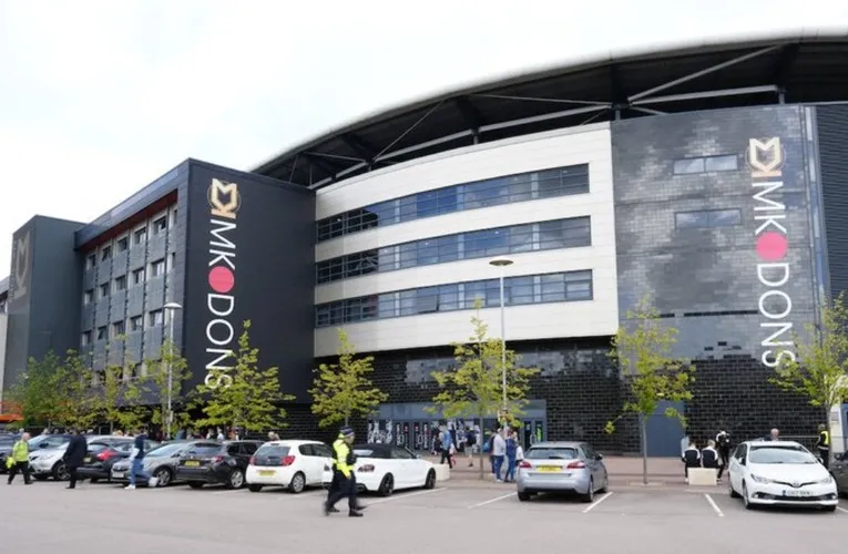 Lối vào chính của Stadium MK, thể hiện kiến trúc độc đáo