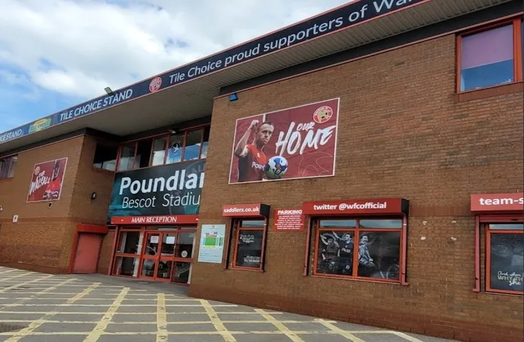Lối vào chính hoành tráng của Sân vận động Bescot, nơi đón chào người hâm mộ Walsall