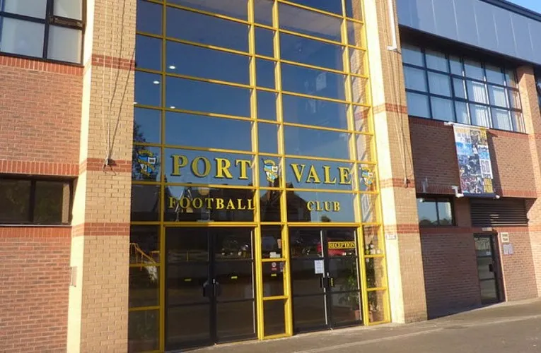 Lối vào chính hoành tráng của sân vận động Vale Park, chào đón người hâm mộ Port Vale