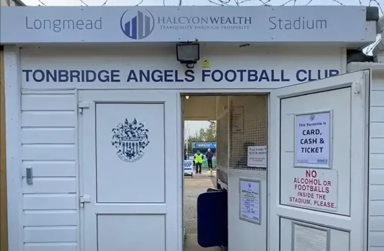 Lối vào chính Longmead Stadium