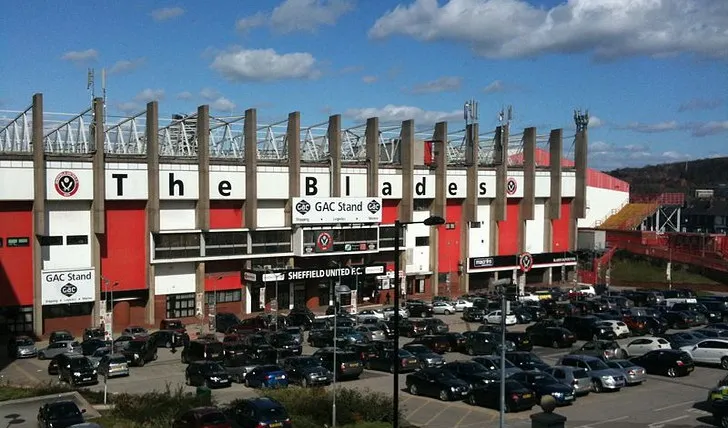 Lối vào chính sân Bramall Lane, chào đón người hâm mộ đến với thánh địa của Sheffield United