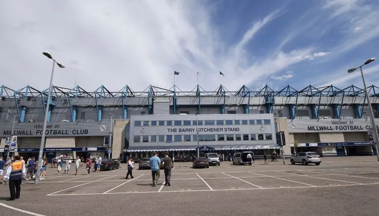 Lối vào chính sân The Den, một biểu tượng quen thuộc của Millwall FC