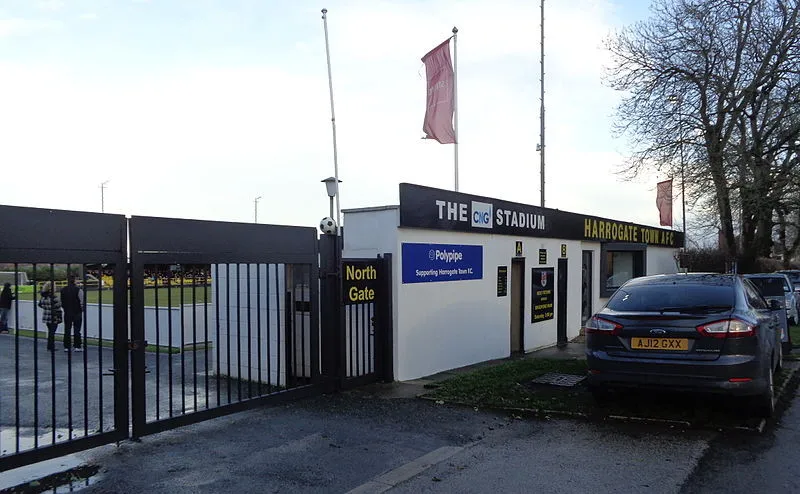 Lối vào sân vận động Wetherby Road, biểu tượng của Harrogate Town