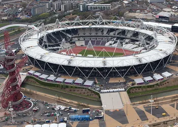 London Stadium từ trên cao, biểu tượng Olympic và mái nhà mới của West Ham