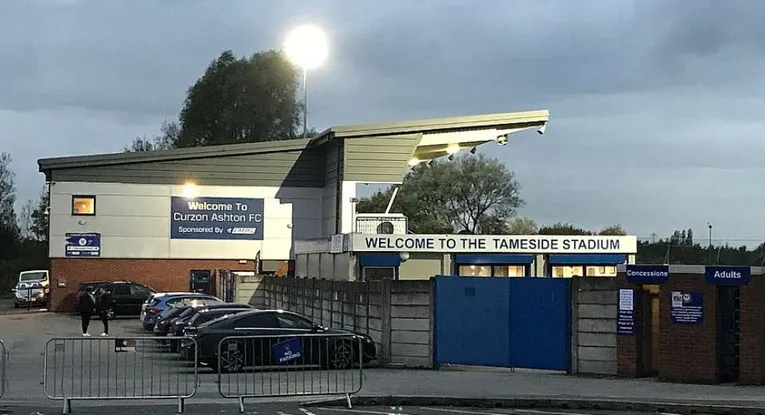 Mặt ngoài hiện đại của sân Tameside Ashton