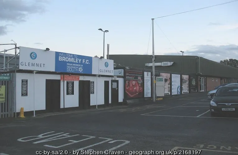 Mặt ngoài sân vận động Hayes Lane, mái nhà của câu lạc bộ Bromley FC