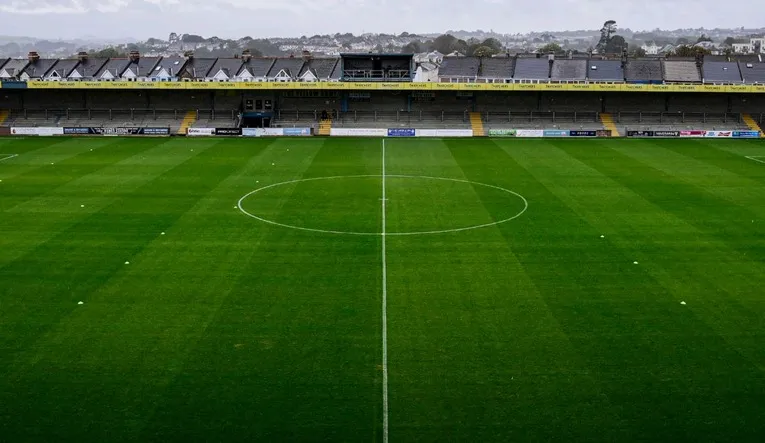 Mặt sân Plainmoor của Torquay United, nơi diễn ra những trận cầu nảy lửa và tạo nên lịch sử