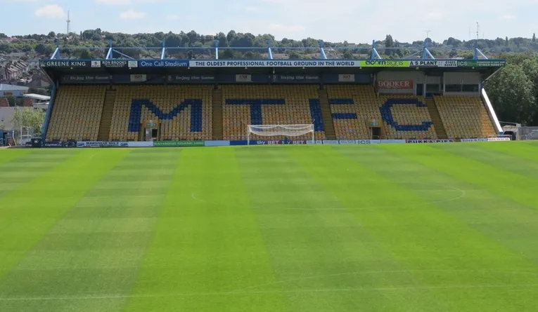 Một khán đài tại sân Field Mill, nơi người hâm mộ Mansfield Town cùng nhau cổ vũ