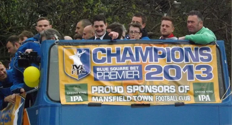Một khoảnh khắc lịch sử của câu lạc bộ Mansfield Town, gợi nhớ về hành trình phát triển của &quot;The Stags&quot;