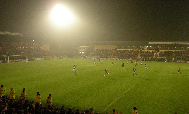 Một trận đấu buổi tối đầy kịch tính tại Spotland Stadium