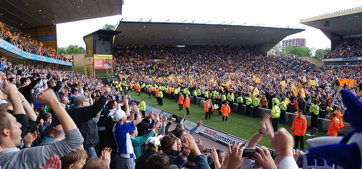 Người hâm mộ Wolves ăn mừng trụ hạng Premier League năm 2011 đầy cảm xúc.