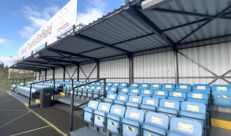 Những hàng ghế đơn giản nhưng gần gũi tại khán đài sân vận động Queen Elizabeth II của Enfield Town FC