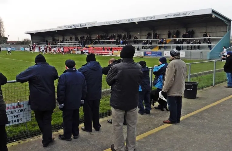 Quang cảnh sân vận động Optima Stadium vào một ngày thi đấu với khán đài đông đúc người hâm mộ