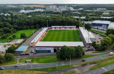 Sân Broadhall Way nhìn từ trên cao, biểu tượng của Stevenage FC
