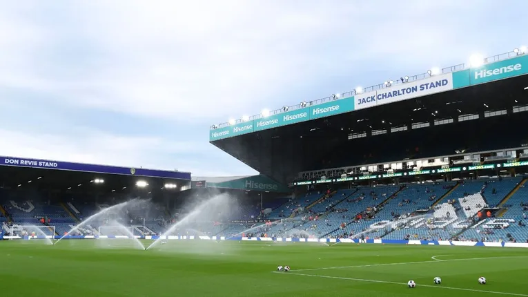 Sân cỏ Elland Road đang được tưới nước chăm sóc