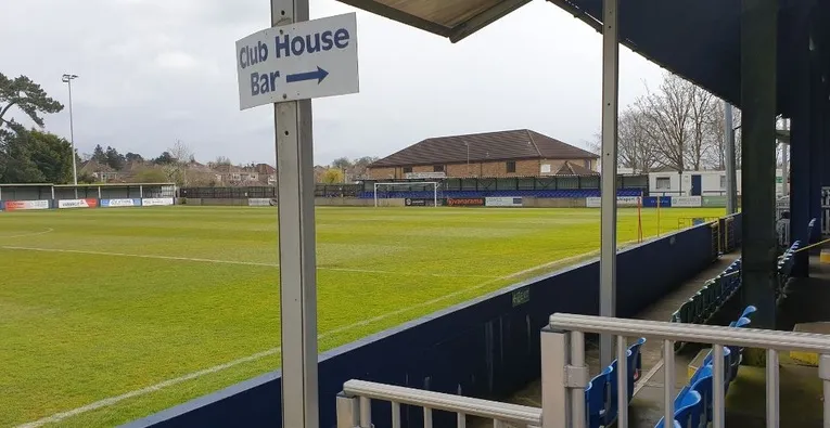 Sân Hardenhuish Park nhìn từ khán đài