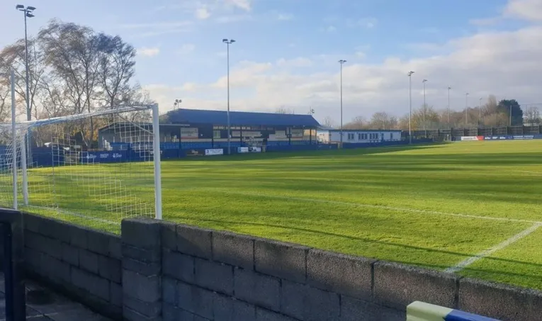Sân Hardenhuish Park nhìn từ phía sau khung thành