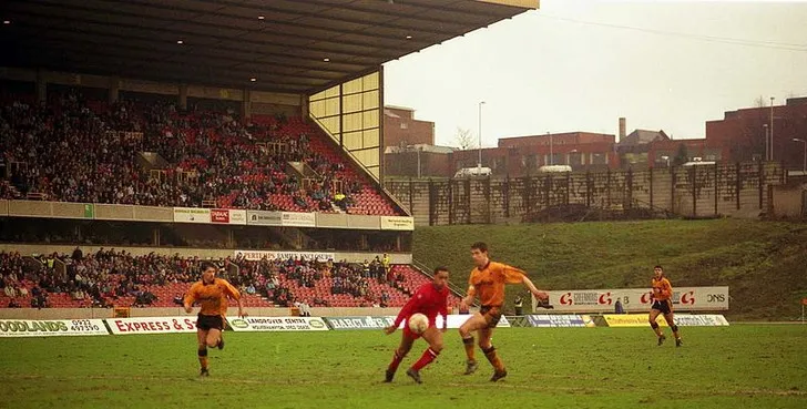 Sân Molineux vào năm 1991, một khoảnh khắc trước khi được tái thiết toàn diện.