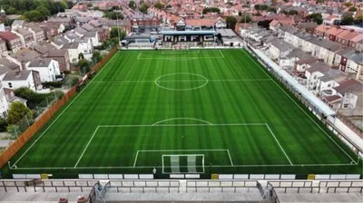 Sân Rossett Park từ trên cao, nhìn bao quát với các khán đài và sân cỏ xanh mướt, thể hiện sự giản dị và gần gũi