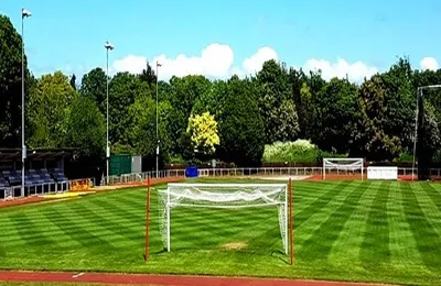 Sân vận động Hornchurch nhìn từ khán đài, nơi khởi nguồn những giấc mơ bóng đá