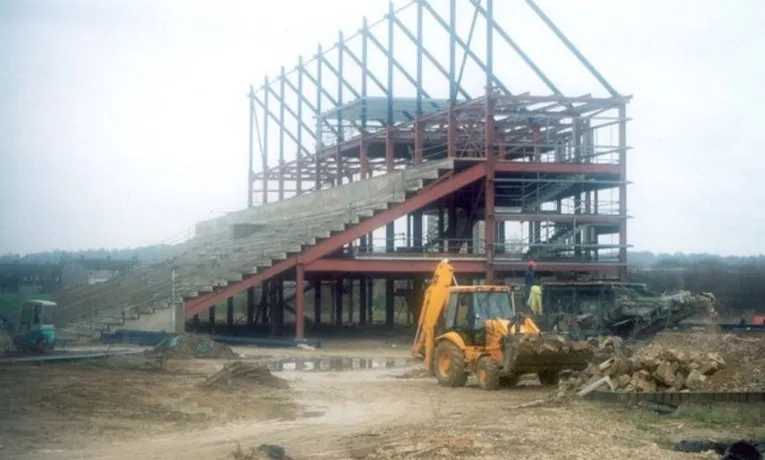 Sân vận động Kassam trong giai đoạn xây dựng ban đầu một hành trình đầy thử thách và chờ đợi