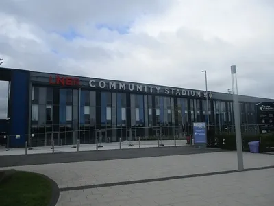 Sân vận động LNER Community Stadium tại York, Anh Quốc nhìn từ bên ngoài