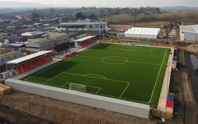 Sân vận động Meadow Park Gloucester City nhìn từ trên cao, biểu tượng của sự kiên cường giữa lòng nước