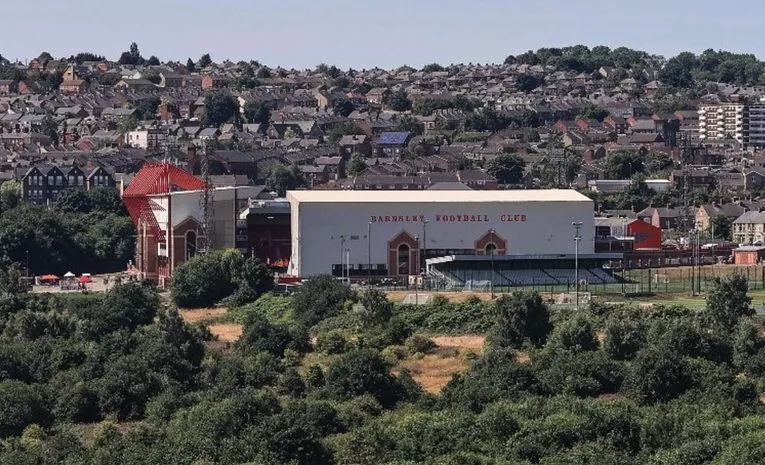 Sân vận động Oakwell từ xa