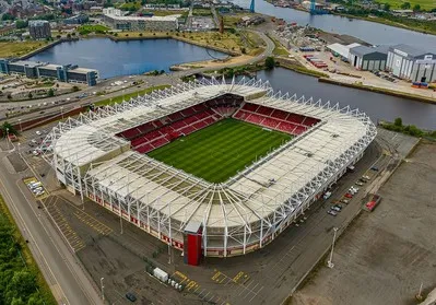 Sân vận động Riverside Middlesbrough nhìn từ trên cao, kiến trúc hiện đại hòa mình vào sông Tees