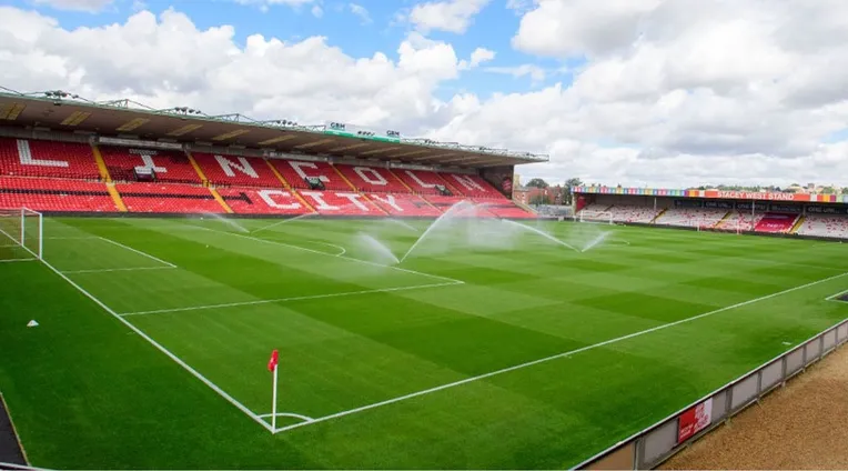Sân vận động Sincil Bank nhìn ra sân cỏ