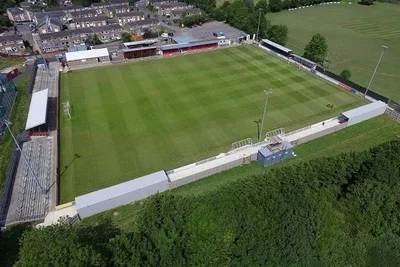 Sân vận động St James Park Brackley nhìn từ trên cao, biểu tượng của bóng đá hạng dưới Anh