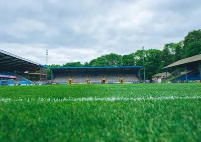 Sân vận động The Shay, sân nhà của FC Halifax Town, nhìn từ trên cao, biểu tượng của bóng đá bán chuyên Anh.