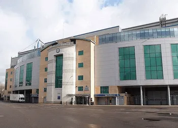Stamford Bridge lung linh dưới ánh đèn đêm, biểu tượng cho sức sống của Chelsea