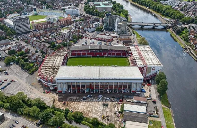 The City Ground nhìn từ trên cao, toàn cảnh sân vận động Nottingham Forest hùng vĩ giữa lòng thành phố