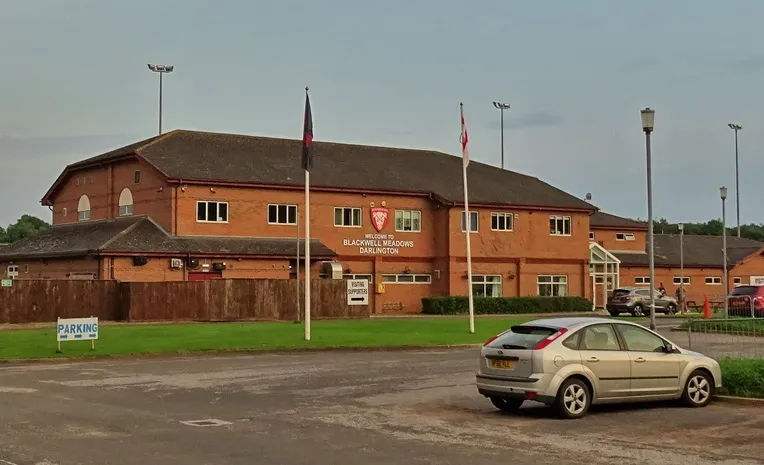 Toàn cảnh bên ngoài sân vận động Blackwell Meadows, nơi chứng kiến bao cảm xúc bóng đá.