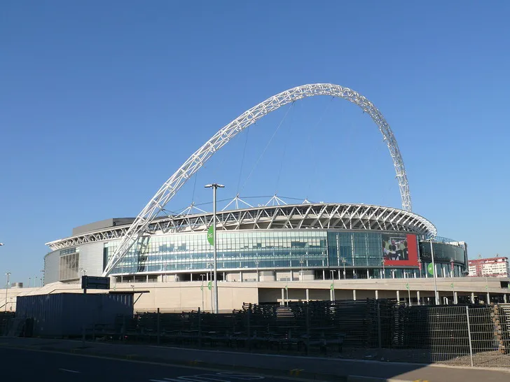 Toàn cảnh bên ngoài sân vận động Wembley với vòm cung đặc trưng