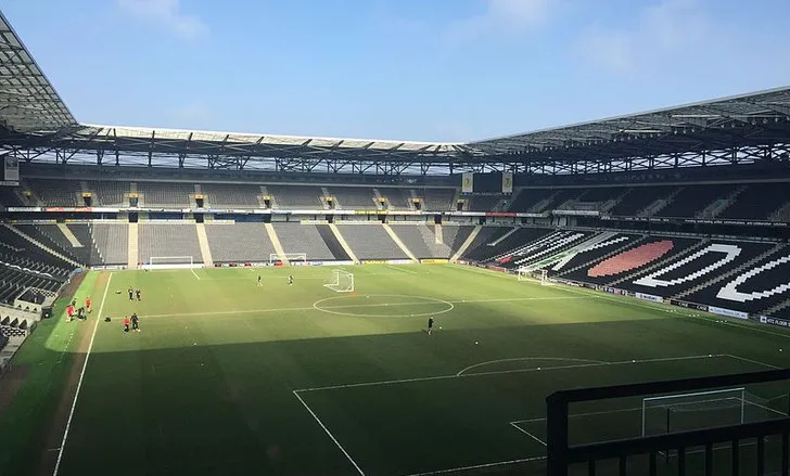 Toàn cảnh các khán đài của Stadium MK từ bên trong sân