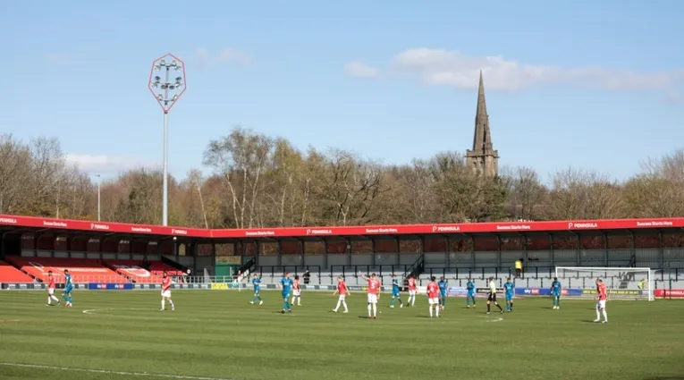 Toàn cảnh khán đài bên trong sân vận động Peninsula, nơi cổ động viên Salford City hòa mình vào trận đấu