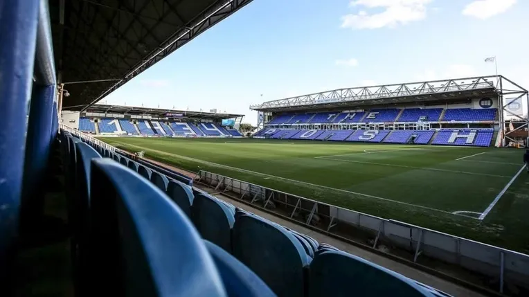 Toàn cảnh mặt sân cỏ xanh mướt của Weston Homes Stadium, sẵn sàng cho những trận cầu nảy lửa