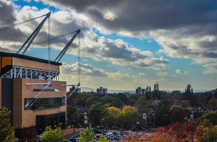 Toàn cảnh Molineux nổi bật giữa thành phố Wolverhampton về đêm.
