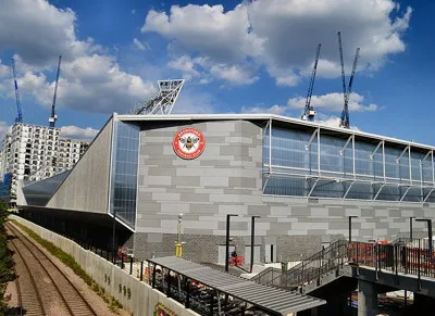 Toàn cảnh sân Gtech Community Stadium rực rỡ dưới ánh nắng