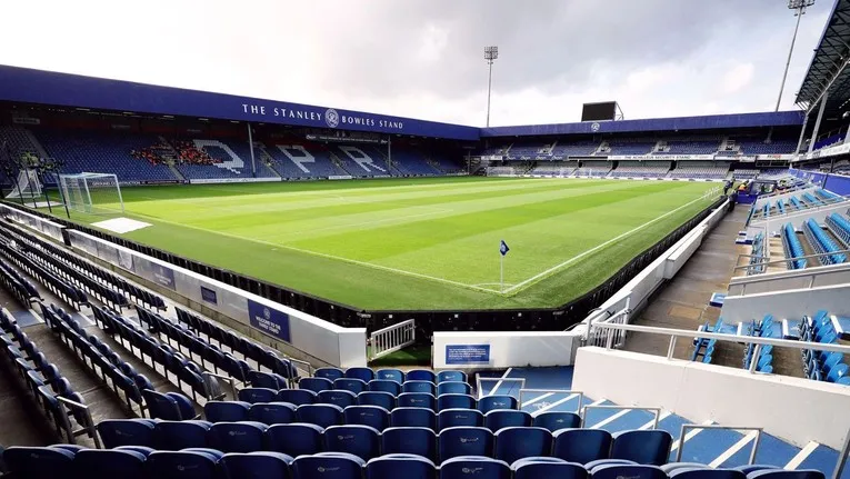 Toàn cảnh sân Loftus Road nhìn từ khán đài